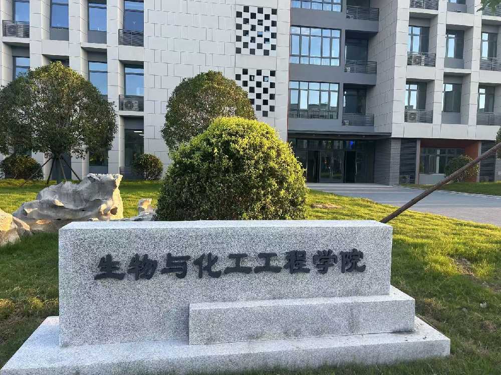 红旗区扬州职业大学体育场高杆灯项目